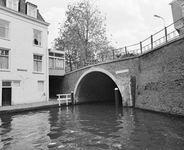 856611 Gezicht op de Bijlhouwerbrug over de Oudegracht te Utrecht.